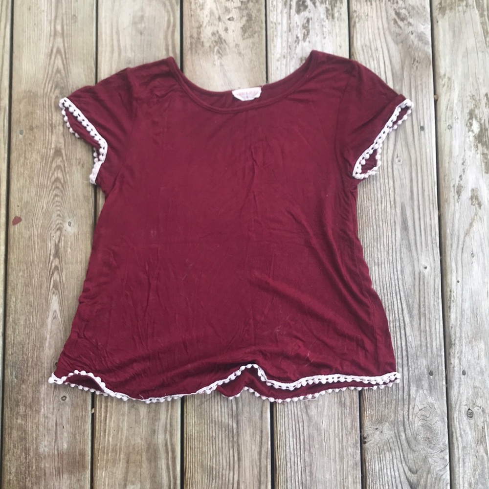Burgundy shirt with details at hem